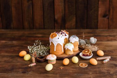 Paskalya pastası ve paskalya yumurtası, geleneksel tatil tasarım menüsü konsepti. Yemek geçmişi. Üst Manzara. Boşluğu kopyala