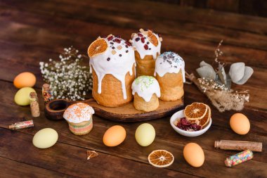 Paskalya pastası ve paskalya yumurtası, geleneksel tatil tasarım menüsü konsepti. Yemek geçmişi. Üst Manzara. Boşluğu kopyala
