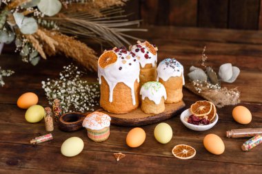 Paskalya pastası ve paskalya yumurtası, geleneksel tatil tasarım menüsü konsepti. Yemek geçmişi. Üst Manzara. Boşluğu kopyala