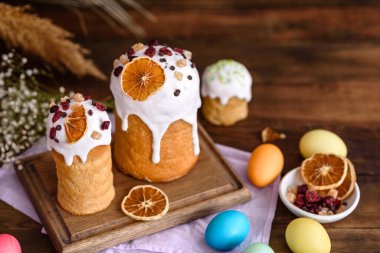 Paskalya pastası ve paskalya yumurtası, geleneksel tatil tasarım menüsü konsepti. Yemek geçmişi. Üst Manzara. Boşluğu kopyala
