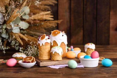 Paskalya pastası ve paskalya yumurtası, geleneksel tatil tasarım menüsü konsepti. Yemek geçmişi. Üst Manzara. Boşluğu kopyala