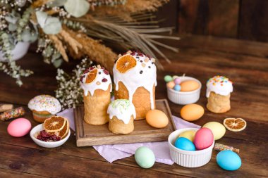Paskalya pastası ve paskalya yumurtası, geleneksel tatil tasarım menüsü konsepti. Yemek geçmişi. Üst Manzara. Boşluğu kopyala