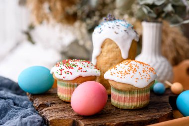Paskalya pastası ve Paskalya yumurtası geleneksel dekorasyon ve ikramlar hazırlayan kutlama masası. Mutlu Paskalya bayramları, masa yemeği, açık hava manzarası fotokopi, arka plan, köy yemekleri.
