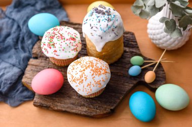 Paskalya pastası ve Paskalya yumurtası geleneksel dekorasyon ve ikramlar hazırlayan kutlama masası. Mutlu Paskalya bayramları, masa yemeği, açık hava manzarası fotokopi, arka plan, köy yemekleri.