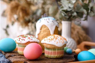 Paskalya pastası ve Paskalya yumurtası geleneksel dekorasyon ve ikramlar hazırlayan kutlama masası. Mutlu Paskalya bayramları, masa yemeği, açık hava manzarası fotokopi, arka plan, köy yemekleri.