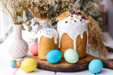 Paskalya pastası ve Paskalya yumurtası geleneksel dekorasyon ve ikramlar hazırlayan kutlama masası. Mutlu Paskalya bayramları, masa yemeği, açık hava manzarası fotokopi, arka plan, köy yemekleri.