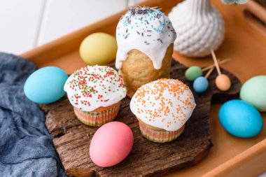 Paskalya pastası ve Paskalya yumurtası geleneksel dekorasyon ve ikramlar hazırlayan kutlama masası. Mutlu Paskalya bayramları, masa yemeği, açık hava manzarası fotokopi, arka plan, köy yemekleri.