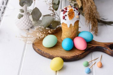 Paskalya pastası ve Paskalya yumurtası geleneksel dekorasyon ve ikramlar hazırlayan kutlama masası. Mutlu Paskalya bayramları, masa yemeği, açık hava manzarası fotokopi, arka plan, köy yemekleri.