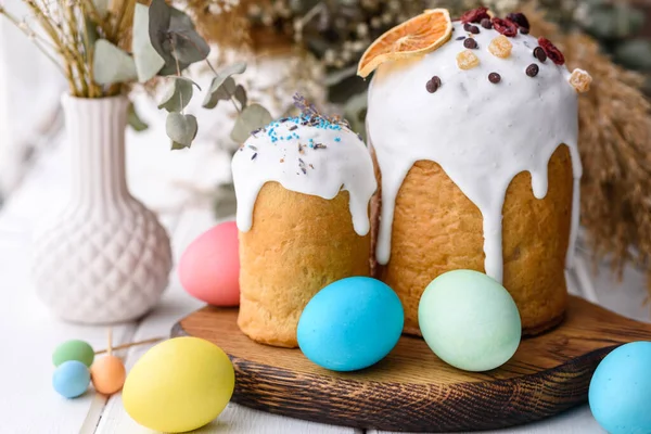 Pastel Pascua Huevos Pascua Mesa Celebración Festiva Que Establece Decoración — Foto de Stock