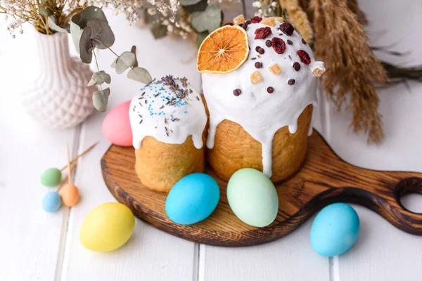 Pastel Pascua Huevos Pascua Mesa Celebración Festiva Que Establece Decoración — Foto de Stock