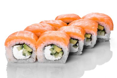 Beyaz bir arka planda yansımalı geleneksel lezzetli suşi rulosu.