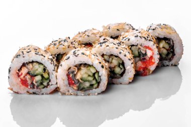 Beyaz bir arka planda yansımalı geleneksel lezzetli suşi rulosu.