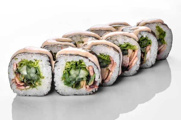 Tradicional Delicioso Rolo Sushi Fresco Definido Fundo Branco Com Reflexão — Fotografia de Stock