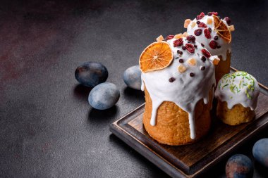 Paskalya pastası ve Paskalya yumurtası geleneksel dekorasyon ve ikramlar hazırlayan kutlama masası.