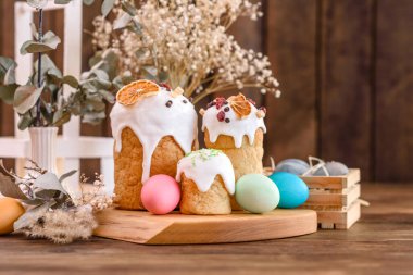 Paskalya pastası ve Paskalya yumurtası geleneksel dekorasyon ve ikramlar hazırlayan kutlama masası.