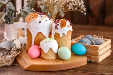 Paskalya pastası ve Paskalya yumurtası geleneksel dekorasyon ve ikramlar hazırlayan kutlama masası.