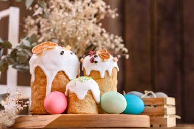 Paskalya pastası ve Paskalya yumurtası geleneksel dekorasyon ve ikramlar hazırlayan kutlama masası.