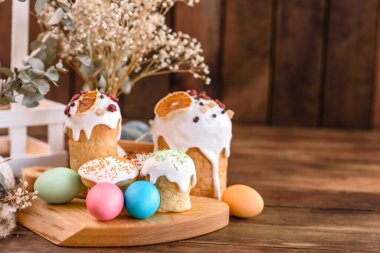 Paskalya pastası ve Paskalya yumurtası geleneksel dekorasyon ve ikramlar hazırlayan kutlama masası.