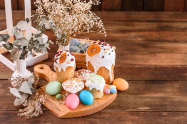 Paskalya pastası ve Paskalya yumurtası geleneksel dekorasyon ve ikramlar hazırlayan kutlama masası.