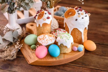 Paskalya pastası ve Paskalya yumurtası geleneksel dekorasyon ve ikramlar hazırlayan kutlama masası.