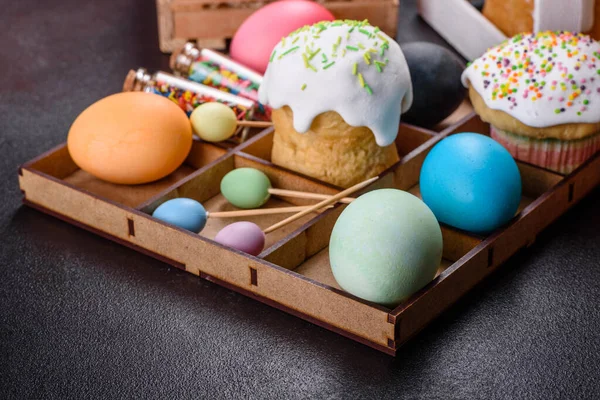 Paskalya Pastası Paskalya Yumurtası Geleneksel Dekorasyon Ikramlar Hazırlayan Kutlama Masası — Stok fotoğraf