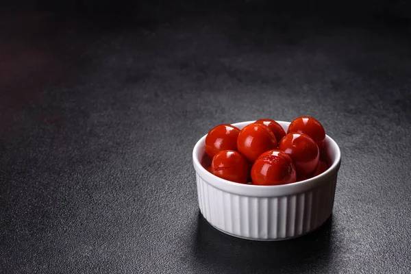 Deliciosos Tomates Cereja Enlatados Vermelhos Piala Branca Uma Mesa Concreto — Fotografia de Stock