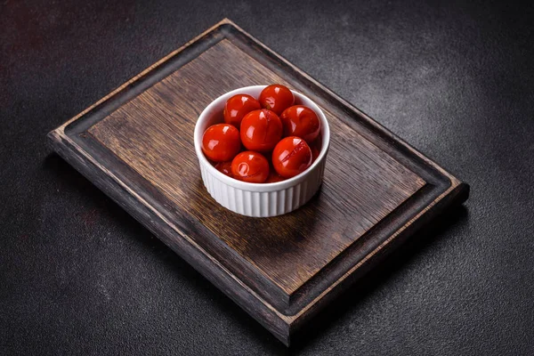 Deliciosos Tomates Cereja Enlatados Vermelhos Piala Branca Uma Mesa Concreto — Fotografia de Stock