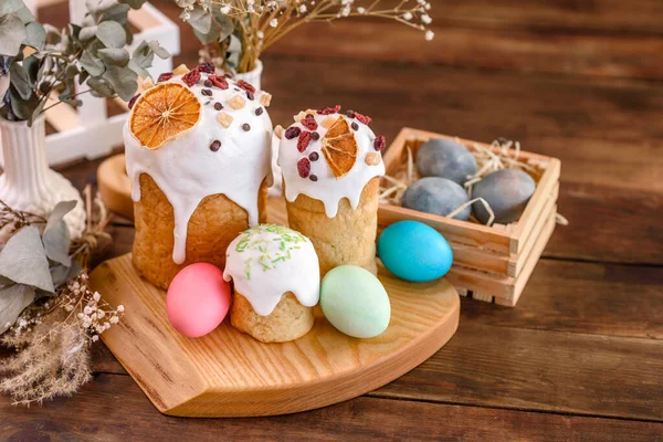 Paskalya Pastası Paskalya Yumurtası Geleneksel Dekorasyon Ikramlar Hazırlayan Kutlama Masası — Stok fotoğraf