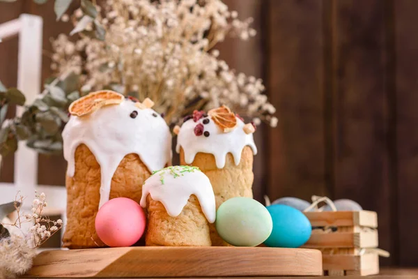 Paskalya pastası ve Paskalya yumurtası geleneksel dekorasyon ve ikramlar hazırlayan kutlama masası.