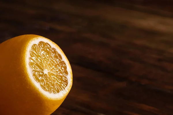 Makro Sköt Färsk Saftig Citron Mörk Träbakgrund Närbilder Citrusfrukter — Stockfoto