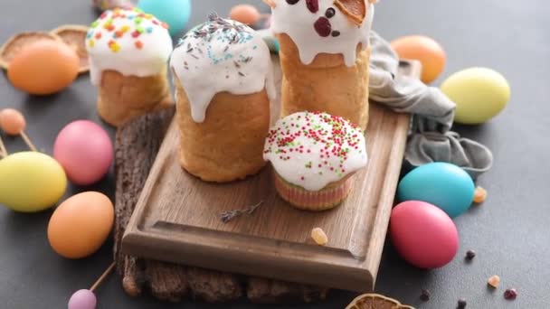Pasteles Festivos Con Glaseado Blanco Nueces Pasas Con Huevos Pascua — Vídeo de stock