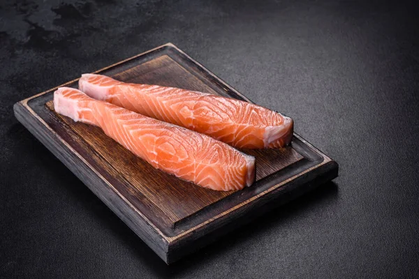 Laxen Färsk Lax Fiskfilé Med Matlagning Ingredienser Och Örter Svart — Stockfoto