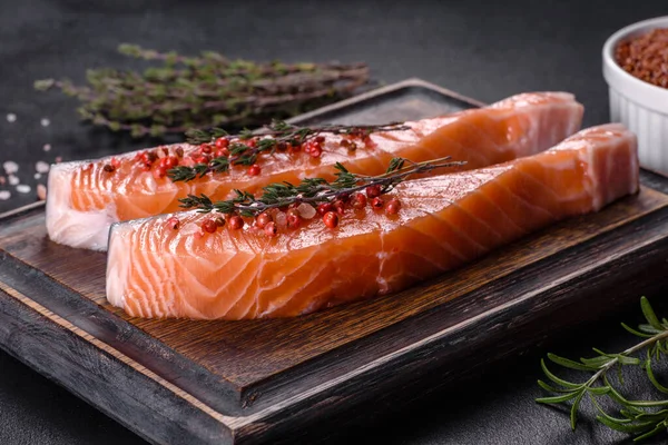 Zalm Verse Rauwe Zalmvisfilet Met Kookingrediënten Kruiden Zwarte Achtergrond — Stockfoto