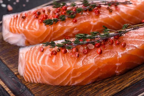 Laxen Färsk Lax Fiskfilé Med Matlagning Ingredienser Och Örter Svart — Stockfoto
