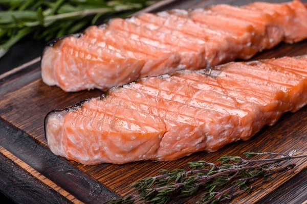 Gegrilde Zalmfilets Met Zout Peper Kruid Decoratie — Stockfoto