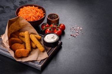 Kızarmış gevrek besleyici peynir ya da patates çubuğu. Bira için atıştırmalıklar