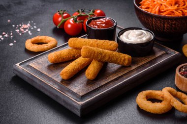 Kızarmış gevrek besleyici peynir ya da patates çubuğu. Bira için atıştırmalıklar