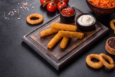 Kızarmış gevrek besleyici peynir ya da patates çubuğu. Bira için atıştırmalıklar