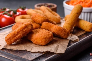 ahşap arka planda domates sosu ile tavuk Nuggets. Boşluk Kopyala