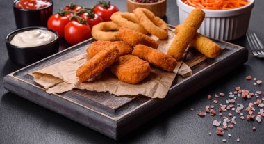 ahşap arka planda domates sosu ile tavuk Nuggets. Boşluk Kopyala