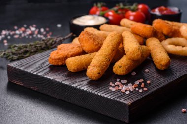 Büyük boy patates kızartması, tavuk nugget ve soğan halkaları.