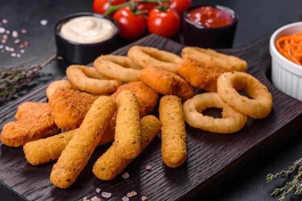 Büyük boy patates kızartması, tavuk nugget ve soğan halkaları.