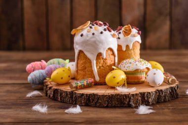 Festival masasında beyaz jöleli, fındıklı ve kuru üzümlü kutlama pastaları. Paskalya için hazırlıklar