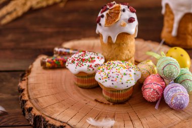 Festival masasında beyaz jöleli, fındıklı ve kuru üzümlü kutlama pastaları. Paskalya için hazırlıklar