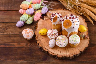 Festival masasında beyaz jöleli, fındıklı ve kuru üzümlü kutlama pastaları. Paskalya için hazırlıklar