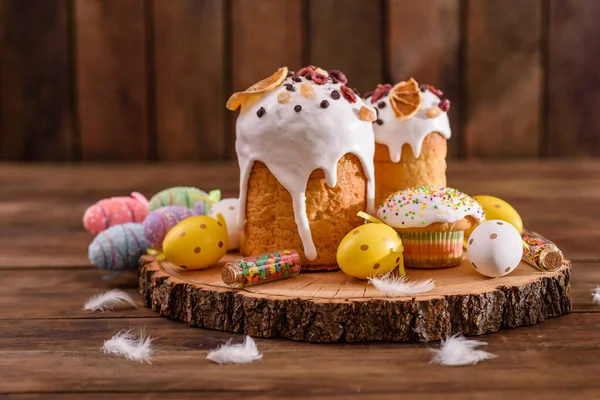 Festival masasında beyaz jöleli, fındıklı ve kuru üzümlü kutlama pastaları. Paskalya için hazırlıklar