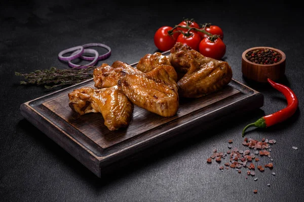 Crispy Barbecue Chicken Wings Vegetables Spices Black Background — Stock Photo, Image