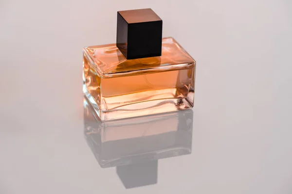 Frasco Perfume Vidro Com Mola Alecrim Pódio Madeira Iluminado Com — Fotografia de Stock