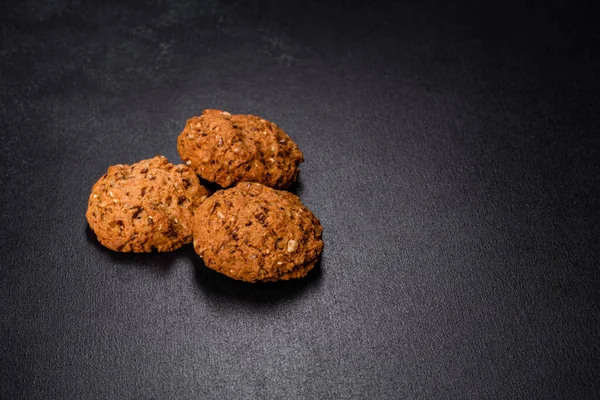 濃いコンクリートの背景においしい新鮮なオートクッキー おいしい健康的なお菓子 — ストック写真