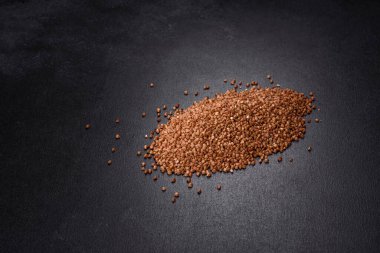 Biyo karabuğday gevrekleri çiğ gıda arka planı, doku yakın. Sağlıklı yemek kavramı, aşkla yemek pişirme.